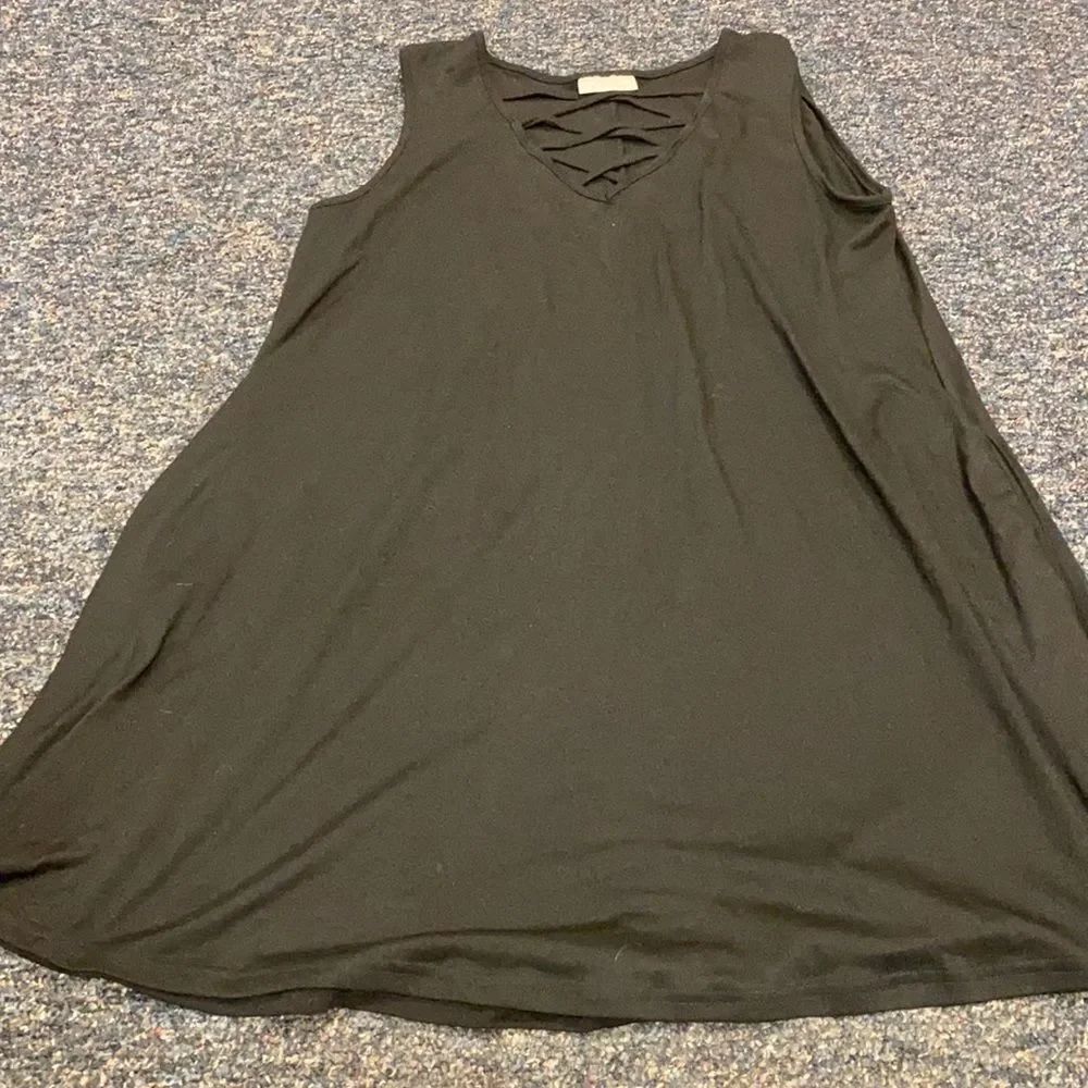 Bobbie Brooks Black Criss cross tunic sz. XL